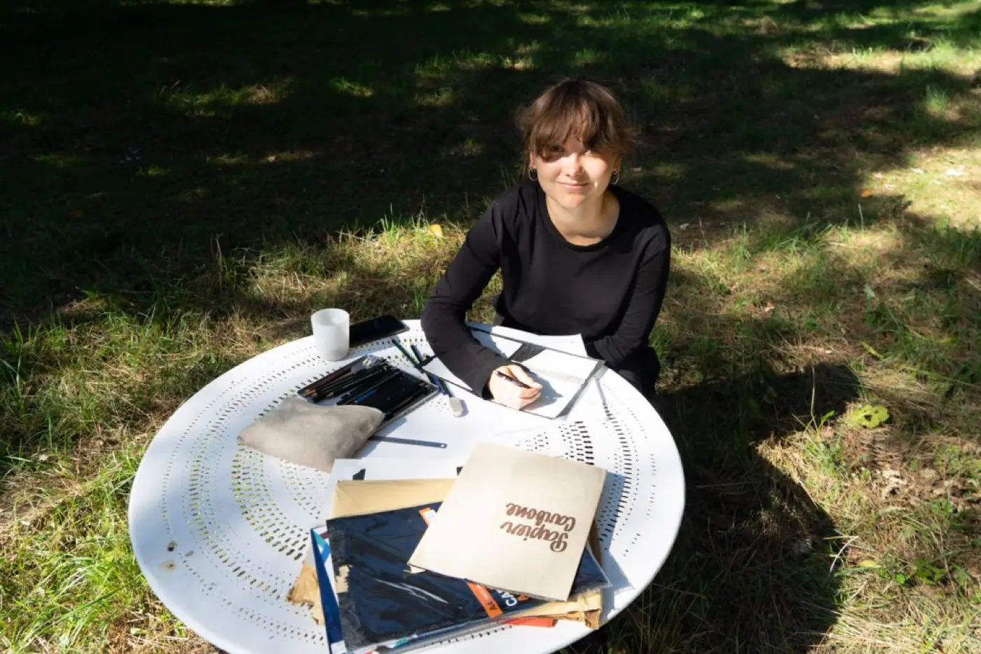 Pro šešėlius — résidence — septembre 2024 — Mézin, Nouvelle-aquitaine, France — avec Aiste Marija Stankevičiūtė, Amentia Siard Brochard, Arslane Smirnov, Faustine Duval… — photo 6 sur 49 — Distance Press
