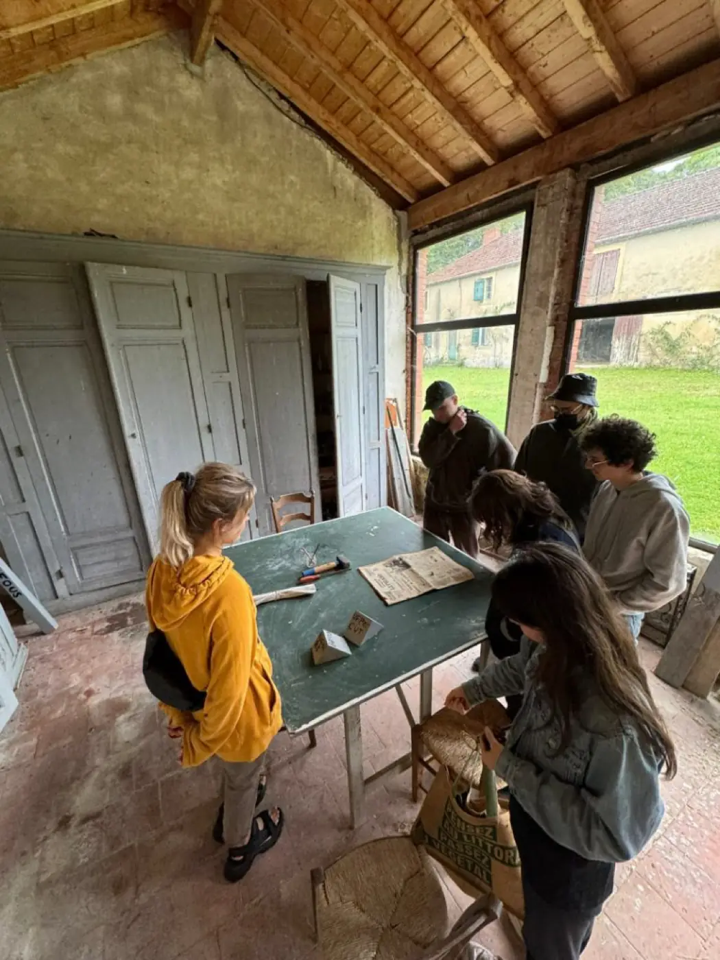 Pro šešėlius — résidence — septembre 2024 — Mézin, Nouvelle-aquitaine, France — avec Aiste Marija Stankevičiūtė, Amentia Siard Brochard, Arslane Smirnov, Faustine Duval… — photo 10 sur 49 — Distance Press