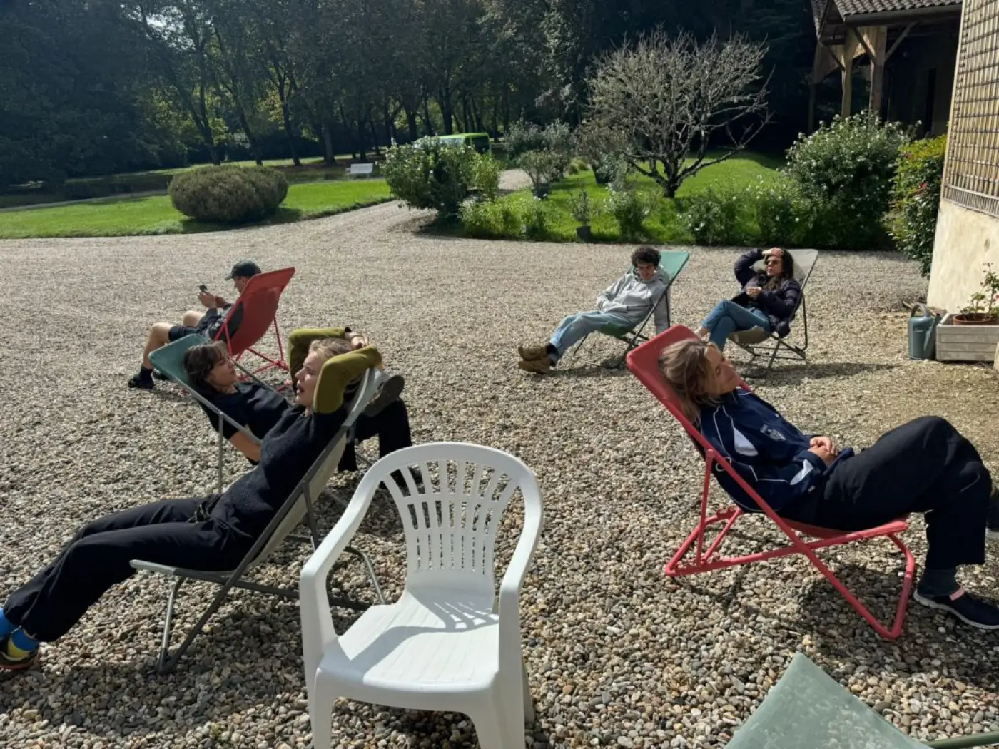 Pro šešėlius — résidence — septembre 2024 — Mézin, Nouvelle-aquitaine, France — avec Aiste Marija Stankevičiūtė, Amentia Siard Brochard, Arslane Smirnov, Faustine Duval… — photo 13 sur 49 — Distance Press