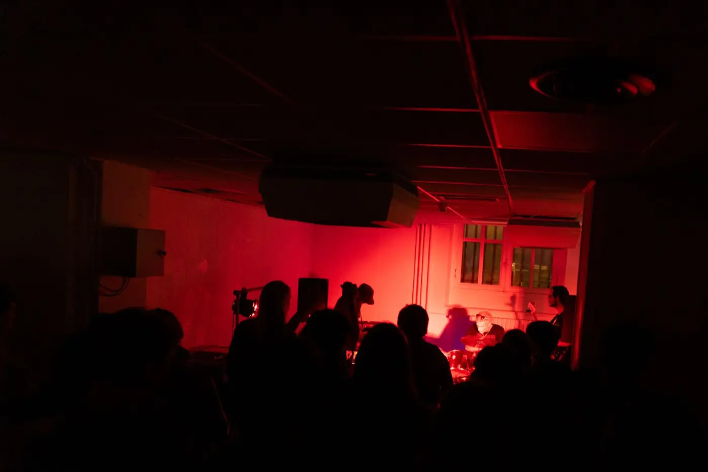 More than nowhere – Soirée de sortie — événement — 13-14 septembre 2025 — Paris, France — avec Alanas Gurinas & Sholto Dobie, Gaston Pelouse, Générique mardi et Yippie's quest, Jenya Kukoverov… — photo 11 sur 23 — Distance Press
