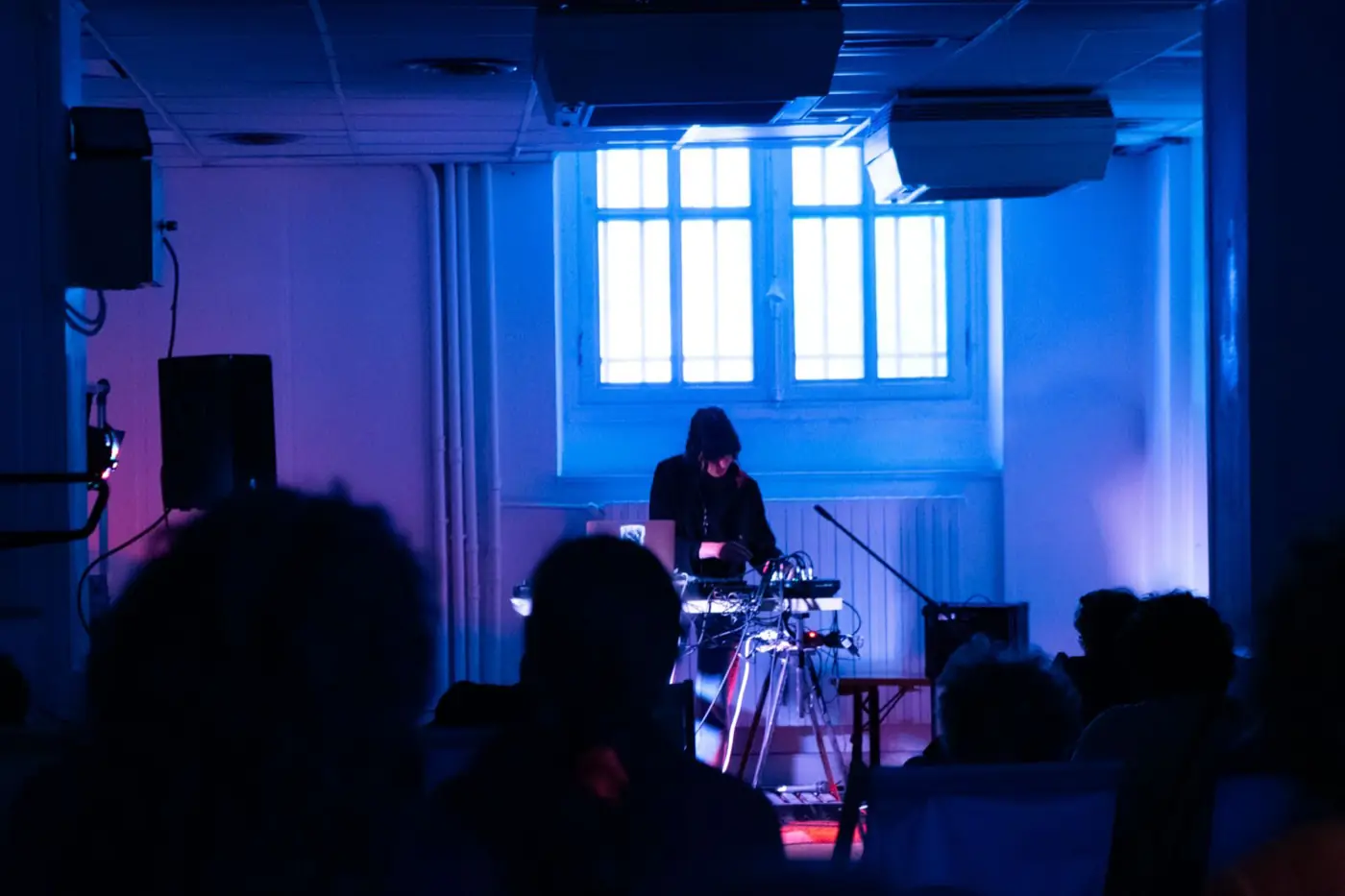 More than nowhere – Soirée de sortie — événement — 13-14 septembre 2025 — Paris, France — avec Alanas Gurinas & Sholto Dobie, Gaston Pelouse, Générique mardi et Yippie's quest, Jenya Kukoverov… — photo 19 sur 23 — Distance Press